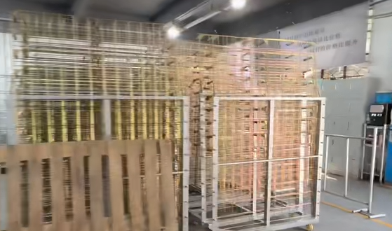 Banchi di lavoro per tubi industriali realizzati con tubi in lega di alluminio con scaffali personalizzati rimovibili progettati per applicazioni a carico pesante